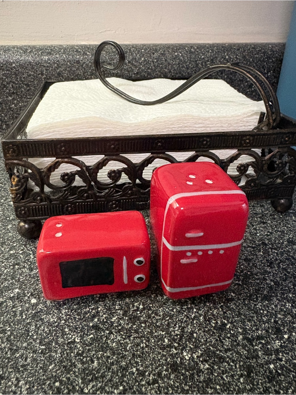 Cracker Barrel Red Ceramic Refrigerator and Microwave Salt & Pepper Shaker Set
